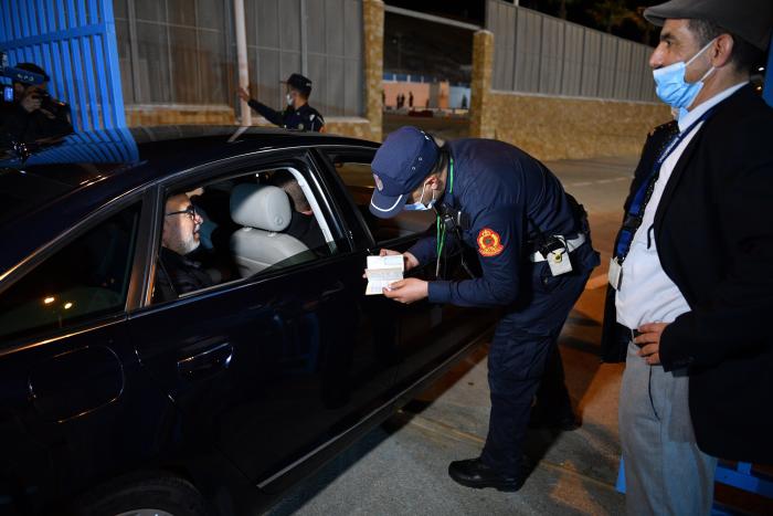 Medio millar de migrantes acceden a España tras un salto masivo a la valla de Melilla