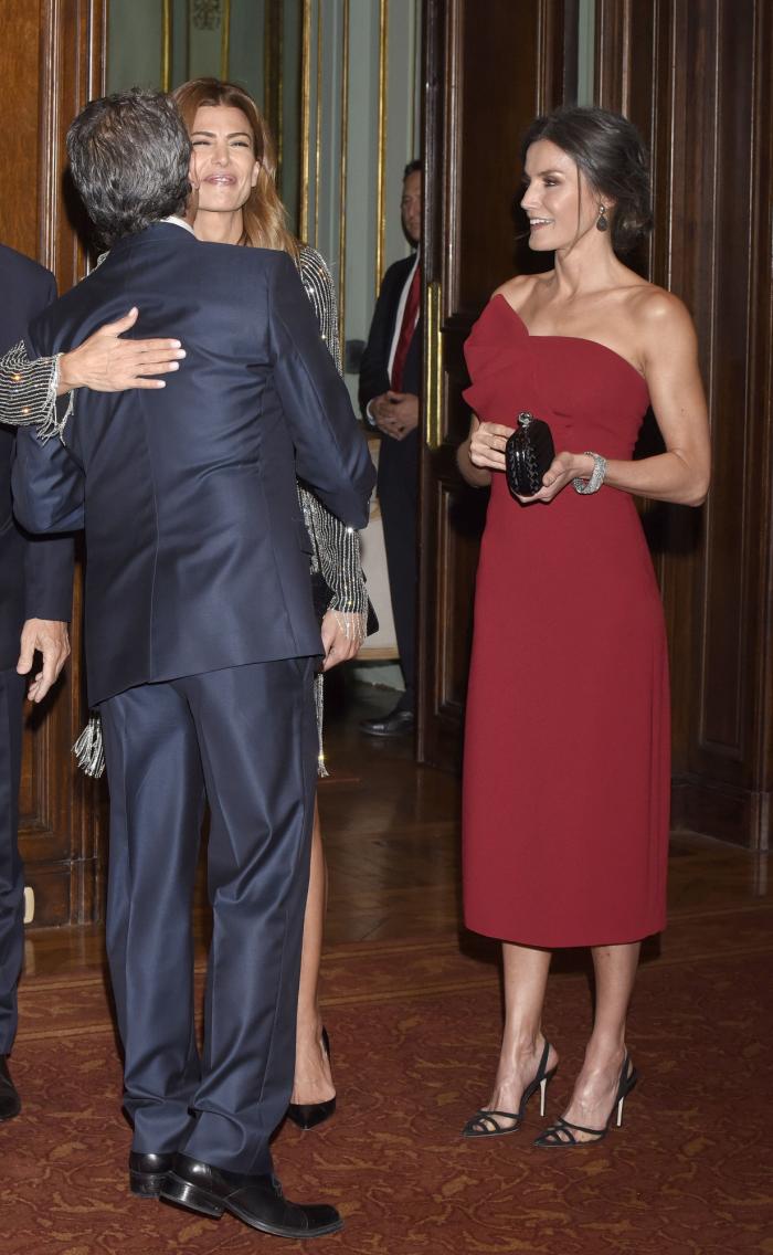 El mensaje detrás del último vestido rojo de Letizia