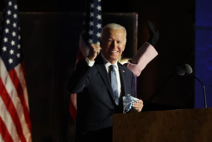 Biden habla con Macron y reconoce un error en la gestión del acuerdo de los submarinos