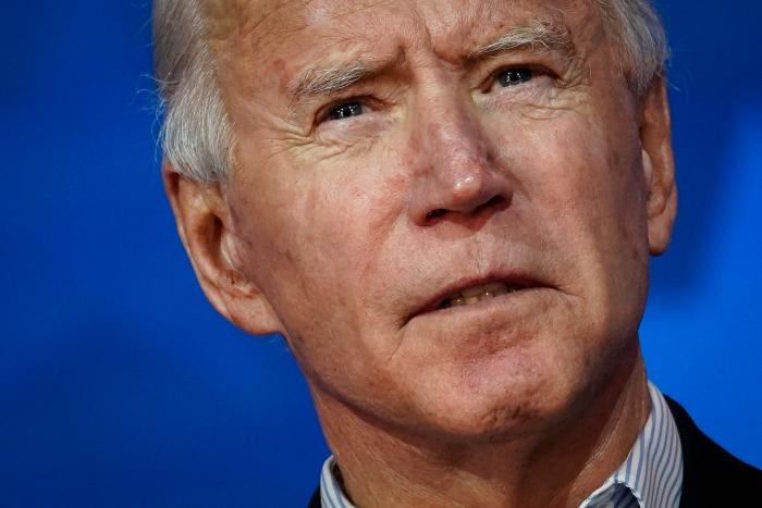 Biden habla con Macron y reconoce un error en la gestión del acuerdo de los submarinos