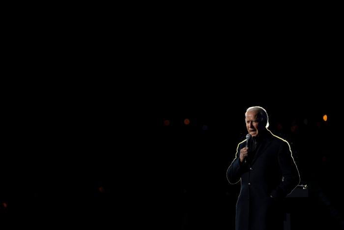 Biden habla con Macron y reconoce un error en la gestión del acuerdo de los submarinos