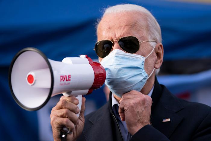 Biden habla con Macron y reconoce un error en la gestión del acuerdo de los submarinos