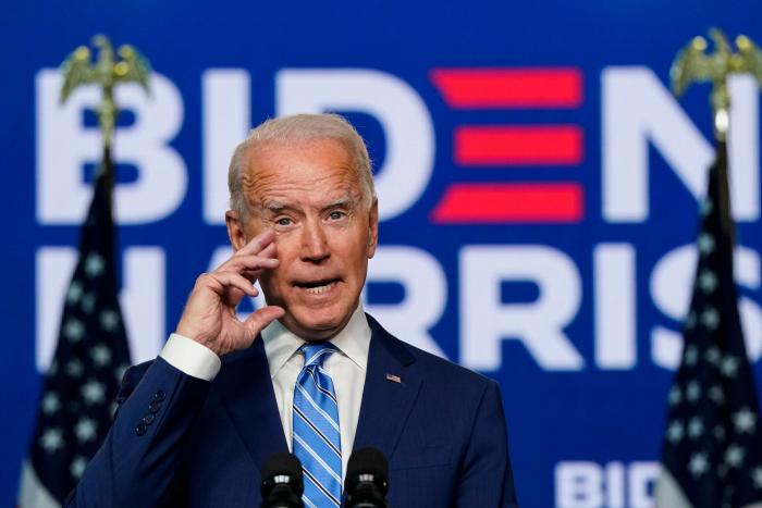 Biden habla con Macron y reconoce un error en la gestión del acuerdo de los submarinos