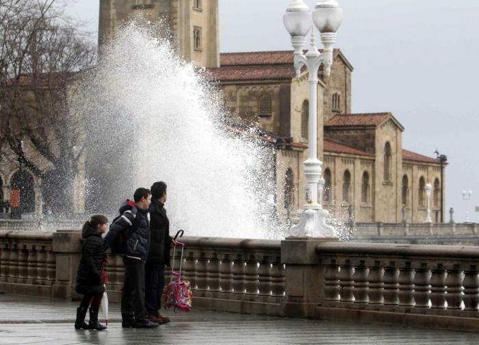 Un total de 26 provincias, en alerta por vientos de 140 km/h, oleaje, nevadas y frío