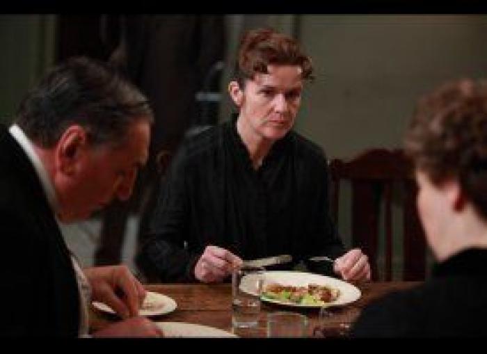 Los actores de 'Downton Abbey' se ríen del gazapo de la botella de agua