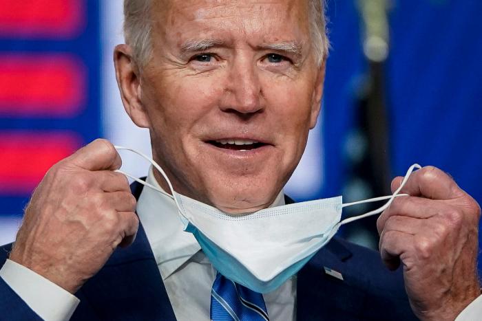 Biden habla con Macron y reconoce un error en la gestión del acuerdo de los submarinos