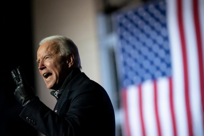 Biden habla con Macron y reconoce un error en la gestión del acuerdo de los submarinos