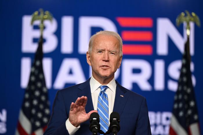 Biden habla con Macron y reconoce un error en la gestión del acuerdo de los submarinos