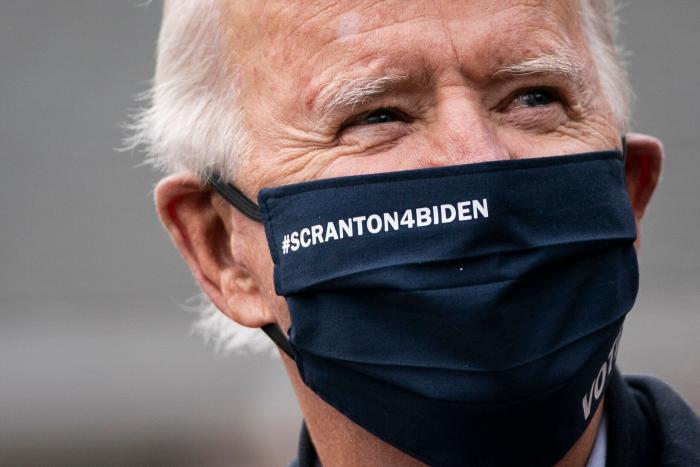 Biden habla con Macron y reconoce un error en la gestión del acuerdo de los submarinos