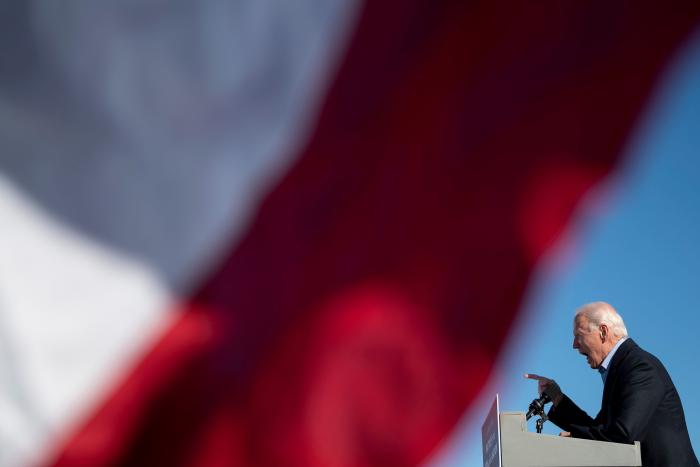 Biden habla con Macron y reconoce un error en la gestión del acuerdo de los submarinos