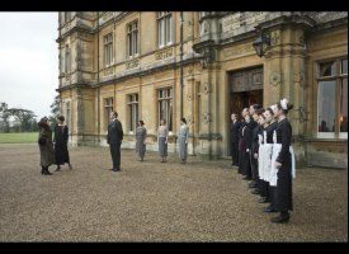 Los actores de 'Downton Abbey' se ríen del gazapo de la botella de agua