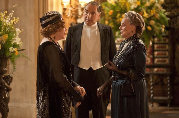 Los actores de 'Downton Abbey' se ríen del gazapo de la botella de agua