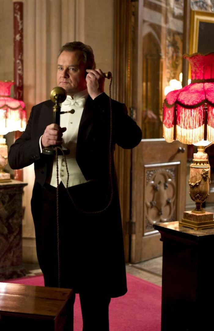 Los actores de 'Downton Abbey' se ríen del gazapo de la botella de agua