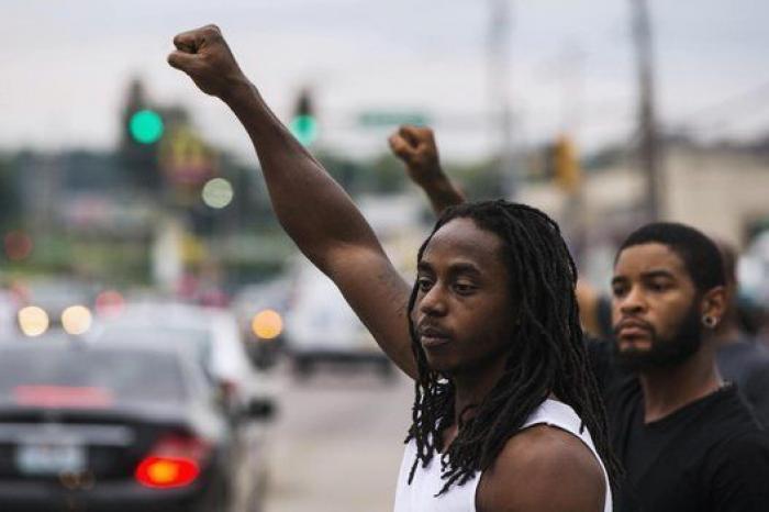 Libre sin cargos el policía que mató al joven negro en Ferguson (EEUU)