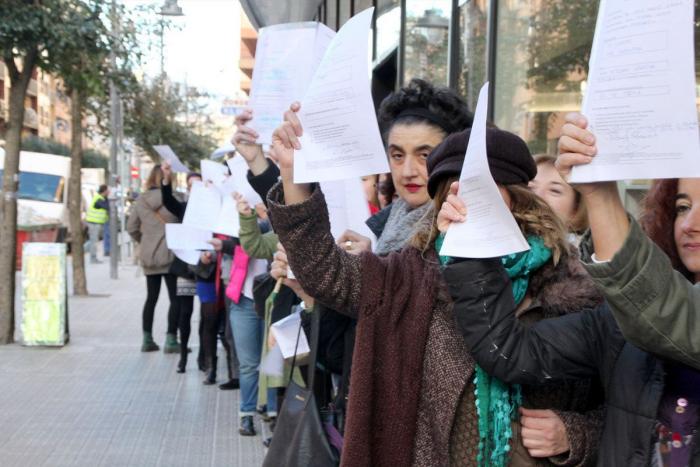 Mi cuerpo es mío... literalmente: mujeres registran sus cuerpos en el Registro Mercantil en una acción artística