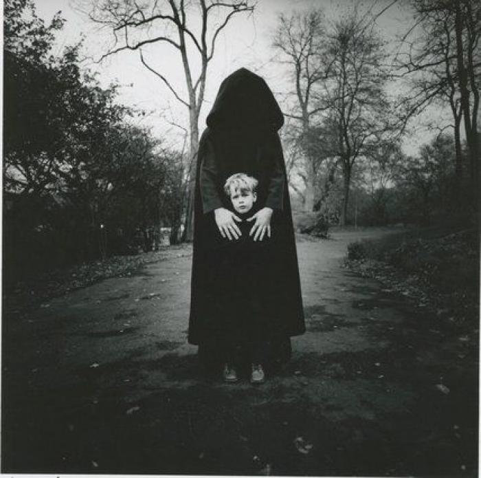 Un artista transforma pesadillas infantiles en fotos que se te aparecerán en sueños