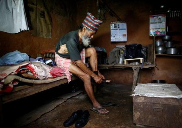 Un hombre de 68 años regresa a la escuela en Nepal tras abandonarla de niño para trabajar (FOTOGALERÍA)