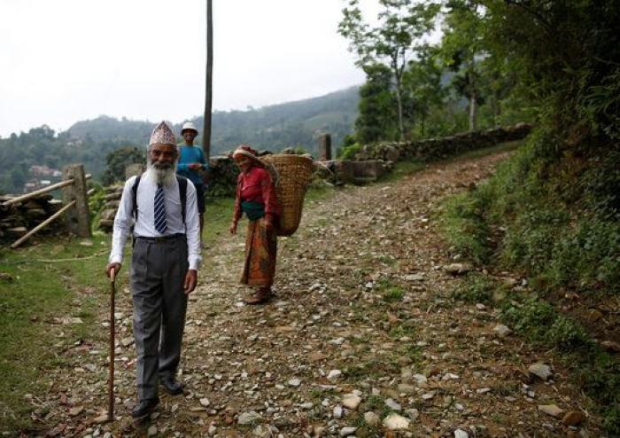 Un hombre de 68 años regresa a la escuela en Nepal tras abandonarla de niño para trabajar (FOTOGALERÍA)