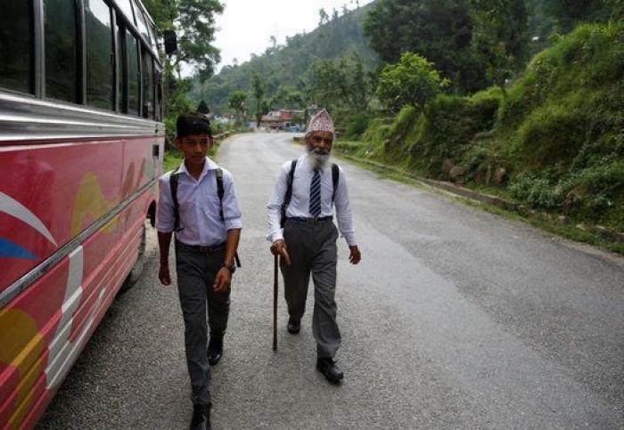 Un hombre de 68 años regresa a la escuela en Nepal tras abandonarla de niño para trabajar (FOTOGALERÍA)