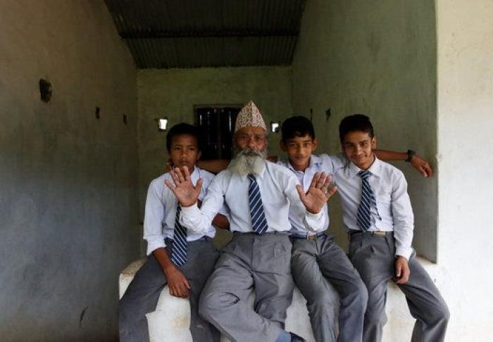 Un hombre de 68 años regresa a la escuela en Nepal tras abandonarla de niño para trabajar (FOTOGALERÍA)