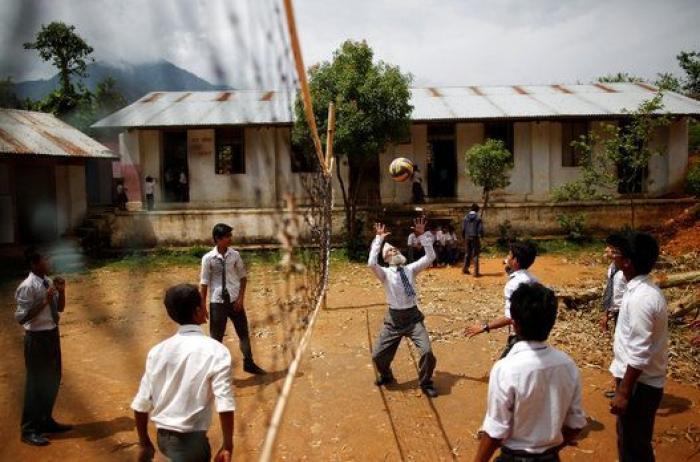 Un hombre de 68 años regresa a la escuela en Nepal tras abandonarla de niño para trabajar (FOTOGALERÍA)