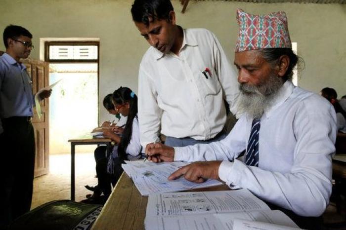Un hombre de 68 años regresa a la escuela en Nepal tras abandonarla de niño para trabajar (FOTOGALERÍA)