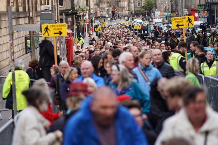 "Odio esto": el polémico gesto de Carlos III que da la vuelta al mundo