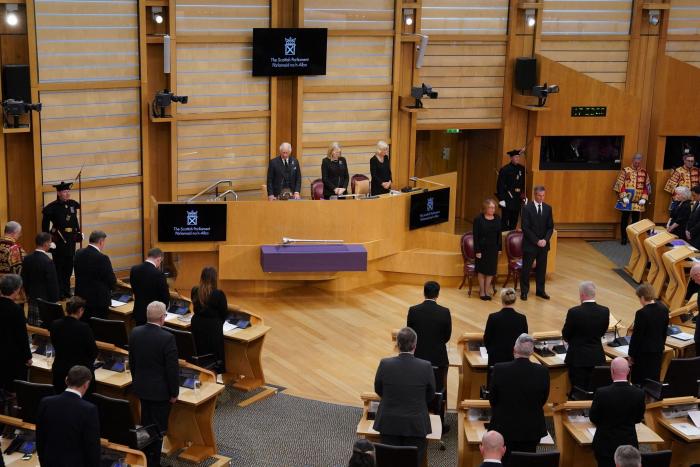 "Odio esto": el polémico gesto de Carlos III que da la vuelta al mundo