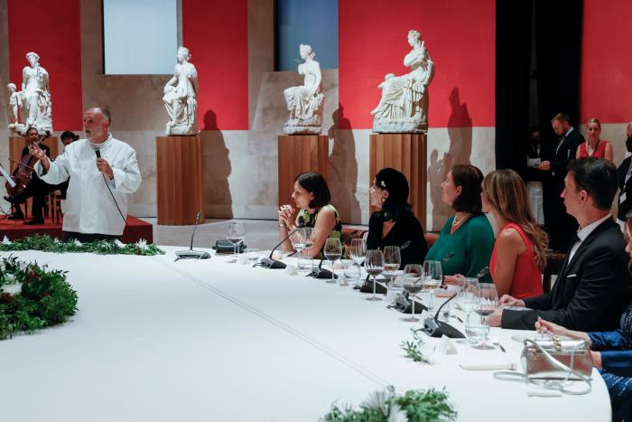 Sánchez cree que las becas de Ayuso "violentan" el significado de la política pública
