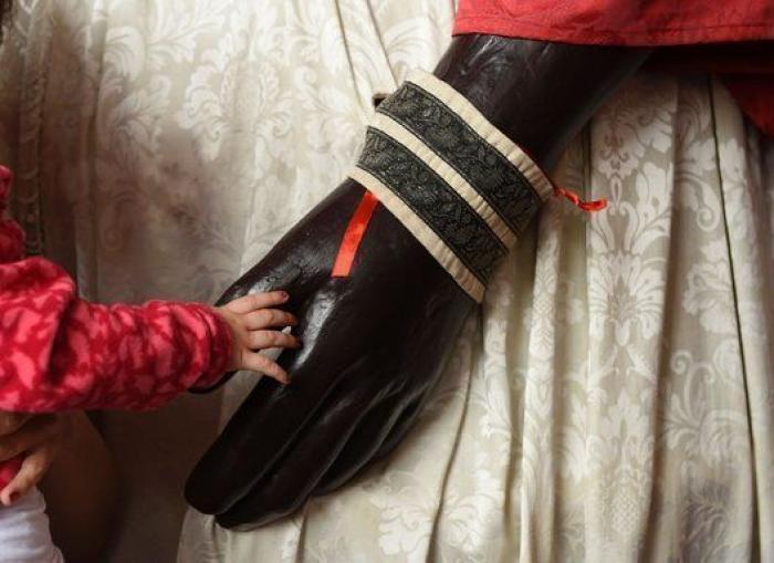 La mano de una niña tocando a un gigante y otras fotos del día