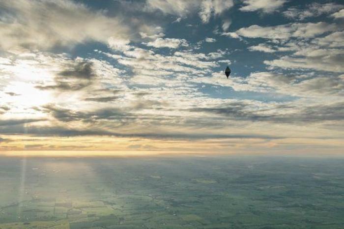 La mano de una niña tocando a un gigante y otras fotos del día