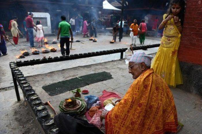 La mano de una niña tocando a un gigante y otras fotos del día