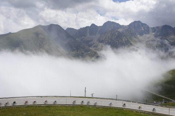 La mano de una niña tocando a un gigante y otras fotos del día