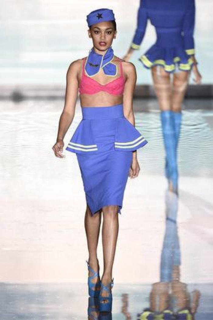 Desfile Andrés Sarda en la 60ª MBFWMadrid: azafatas, misses y transparencias (FOTOS)