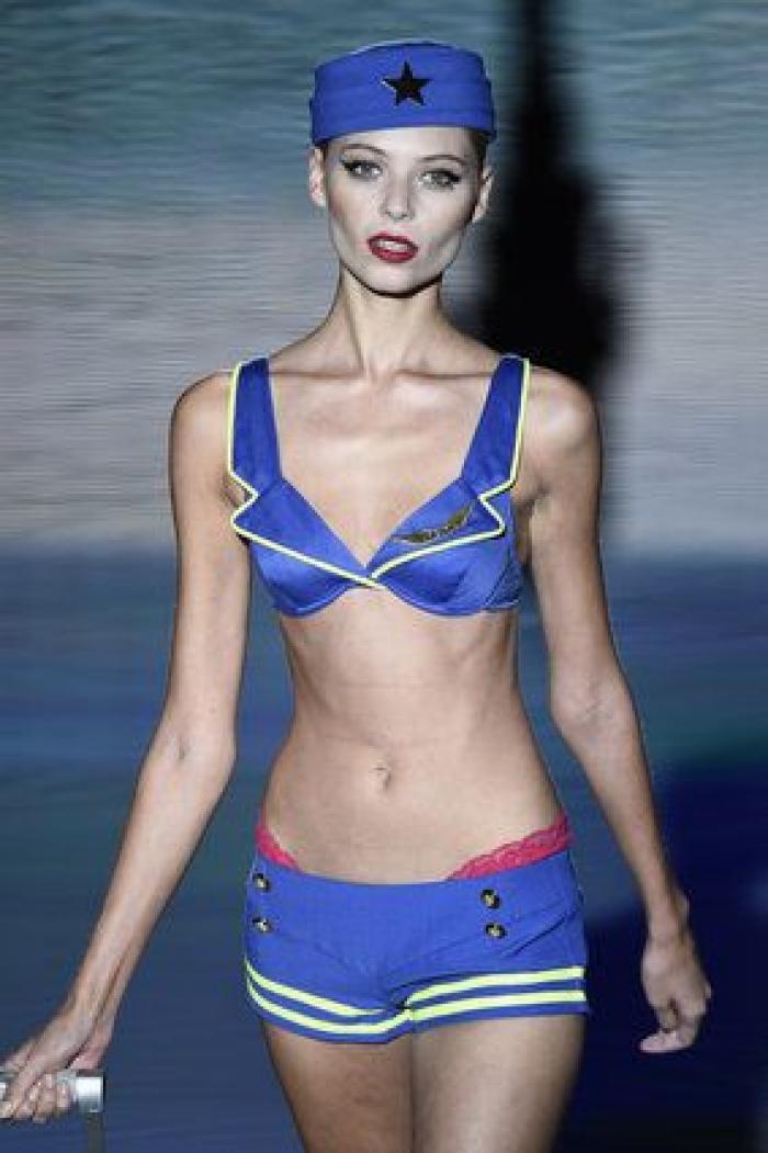 Desfile Andrés Sarda en la 60ª MBFWMadrid: azafatas, misses y transparencias (FOTOS)