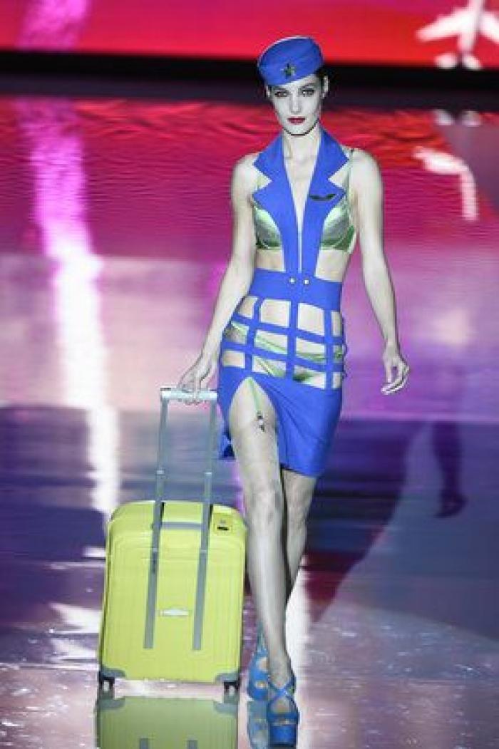 Desfile Andrés Sarda en la 60ª MBFWMadrid: azafatas, misses y transparencias (FOTOS)