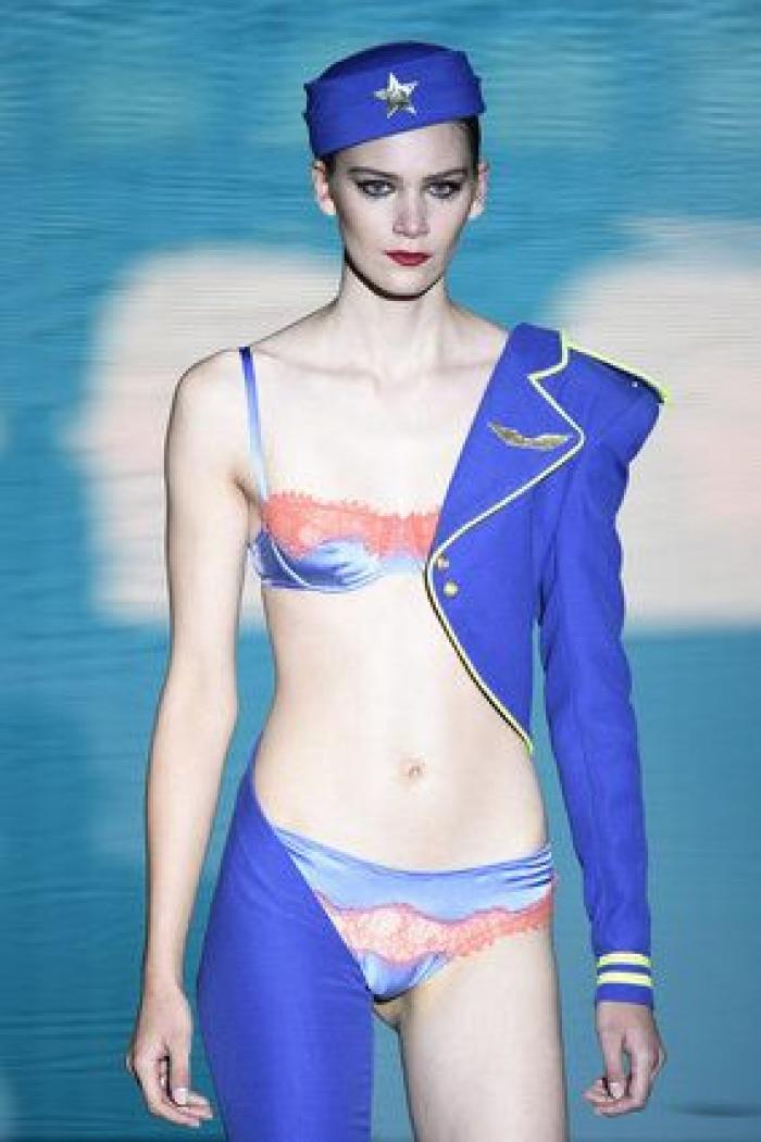 Desfile Andrés Sarda en la 60ª MBFWMadrid: azafatas, misses y transparencias (FOTOS)