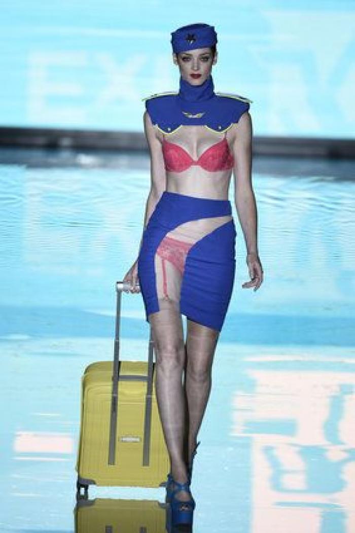 Desfile Andrés Sarda en la 60ª MBFWMadrid: azafatas, misses y transparencias (FOTOS)