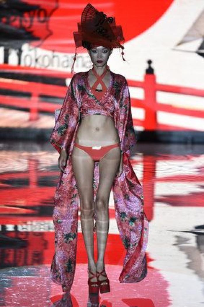 Desfile Andrés Sarda en la 60ª MBFWMadrid: azafatas, misses y transparencias (FOTOS)