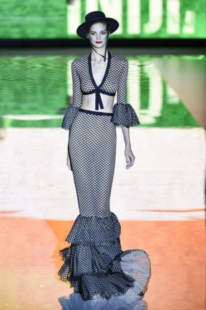 Desfile Andrés Sarda en la 60ª MBFWMadrid: azafatas, misses y transparencias (FOTOS)