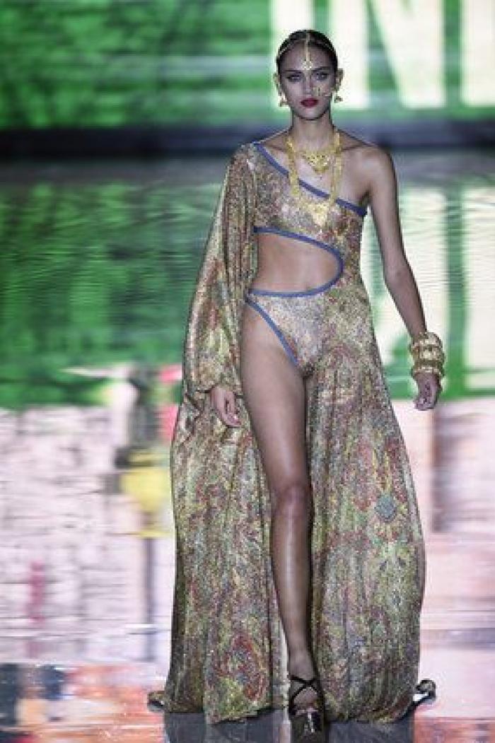 Desfile Andrés Sarda en la 60ª MBFWMadrid: azafatas, misses y transparencias (FOTOS)