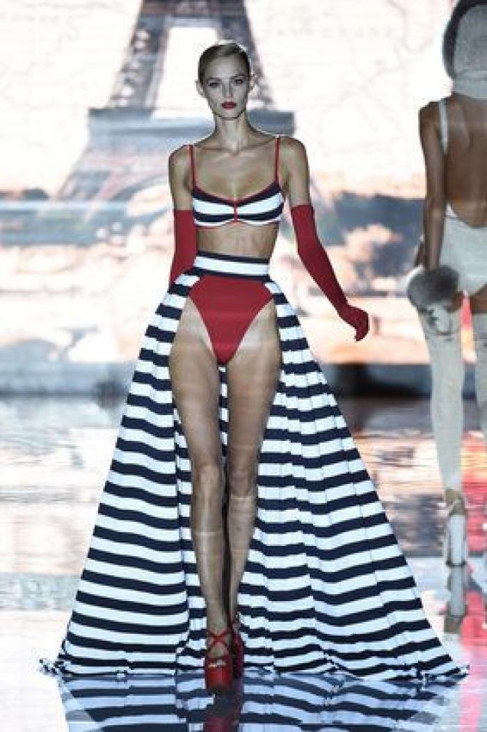 Desfile Andrés Sarda en la 60ª MBFWMadrid: azafatas, misses y transparencias (FOTOS)