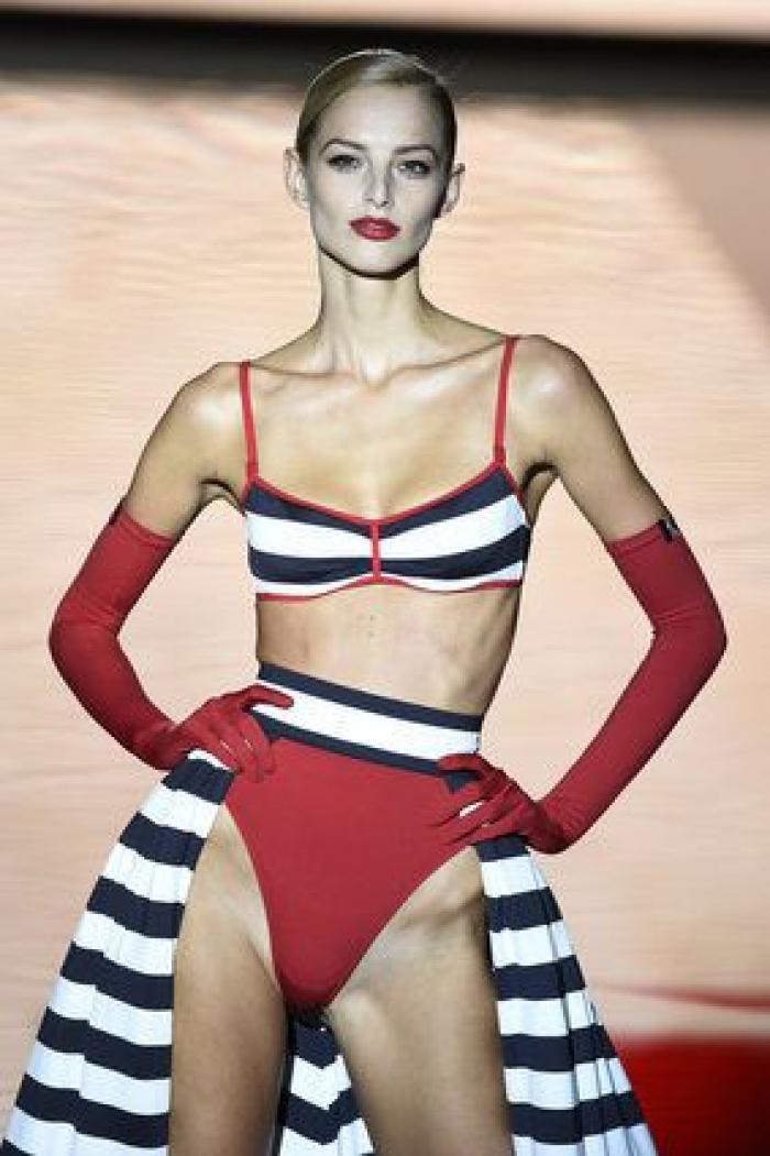 Desfile Andrés Sarda en la 60ª MBFWMadrid: azafatas, misses y transparencias (FOTOS)