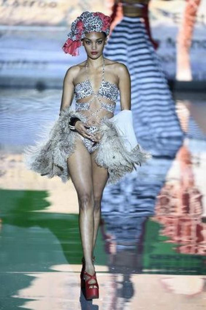 Desfile Andrés Sarda en la 60ª MBFWMadrid: azafatas, misses y transparencias (FOTOS)