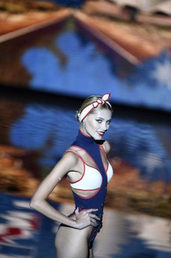 Desfile Andrés Sarda en la 60ª MBFWMadrid: azafatas, misses y transparencias (FOTOS)