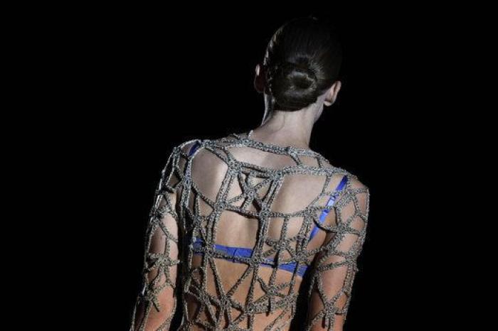 Desfile Andrés Sarda en la 60ª MBFWMadrid: azafatas, misses y transparencias (FOTOS)