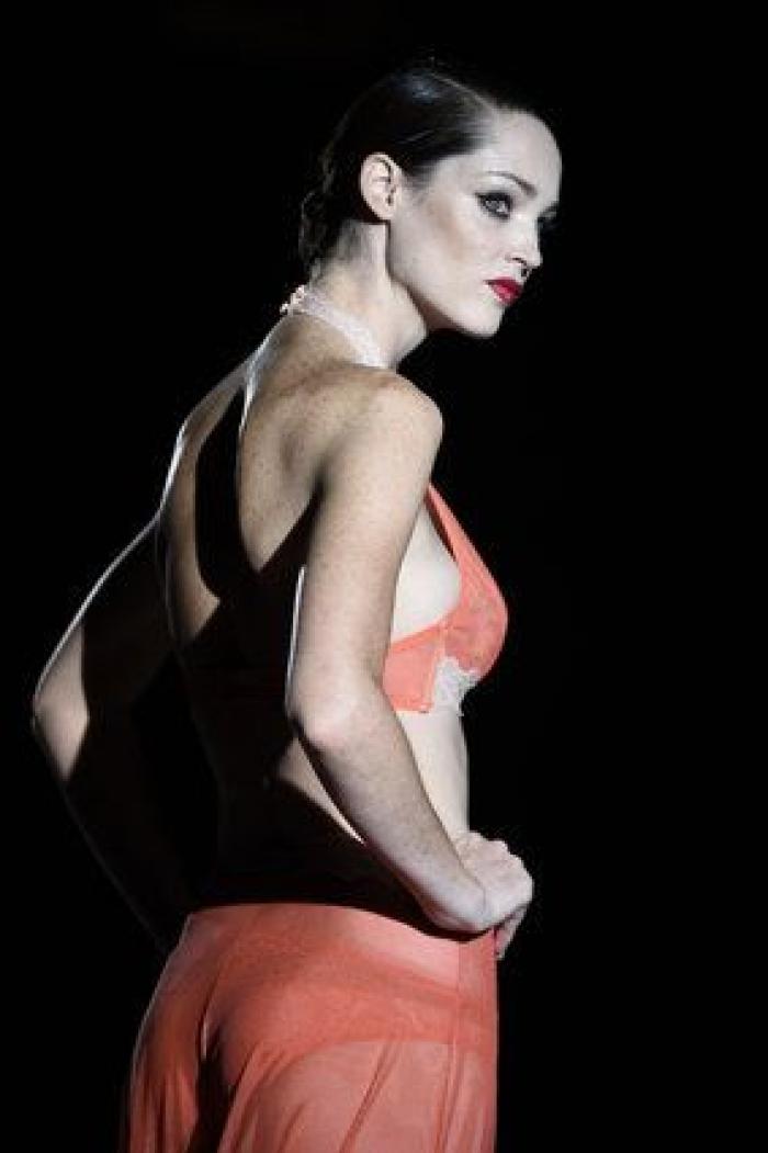 Desfile Andrés Sarda en la 60ª MBFWMadrid: azafatas, misses y transparencias (FOTOS)