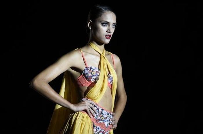 Desfile Andrés Sarda en la 60ª MBFWMadrid: azafatas, misses y transparencias (FOTOS)