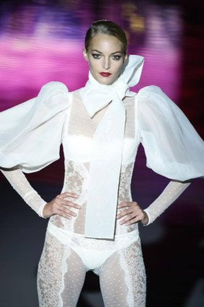 Desfile Andrés Sarda en la 60ª MBFWMadrid: azafatas, misses y transparencias (FOTOS)