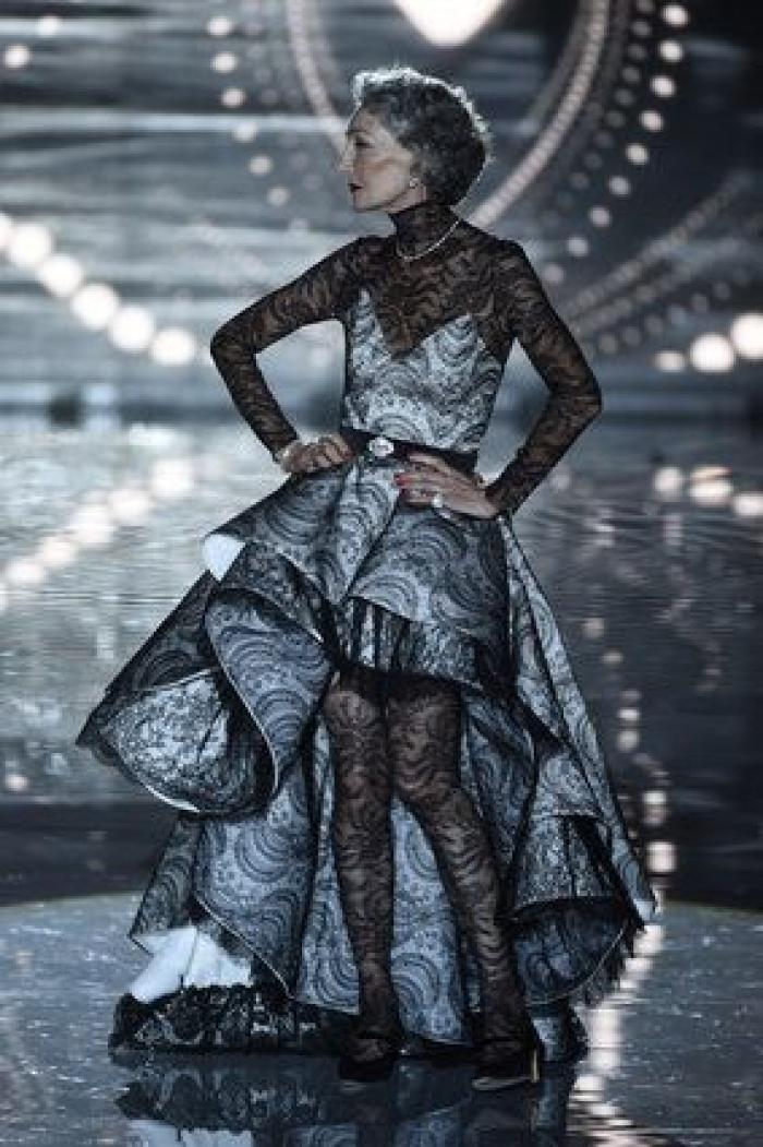 Desfile Andrés Sarda en la 60ª MBFWMadrid: azafatas, misses y transparencias (FOTOS)